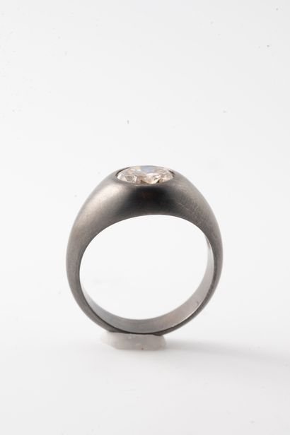 null Ring in 18k brushed rhodium-plated white gold surmounted by a 1.40cts brilliant-cut...