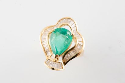 null Superb ring in 18k yellow gold, centered on a beautiful pear-cut emerald probably...