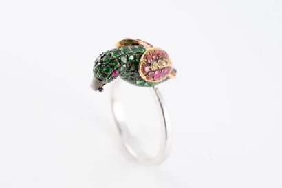 null Amusing parrot ring in 18k white gold entirely paved with rubies, colored sapphires...