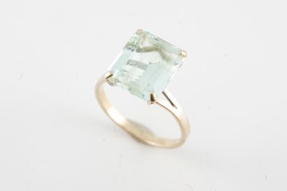 null 18k white gold ring surmounted by an emerald-cut aquamarine. 
French work, 1970s.
Gross...