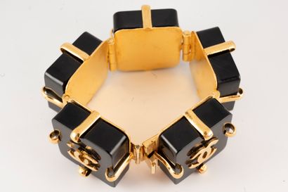 null CHANEL, Circa 1980-1985
Bracelet en métal doré formé par 5 maillons en résine...