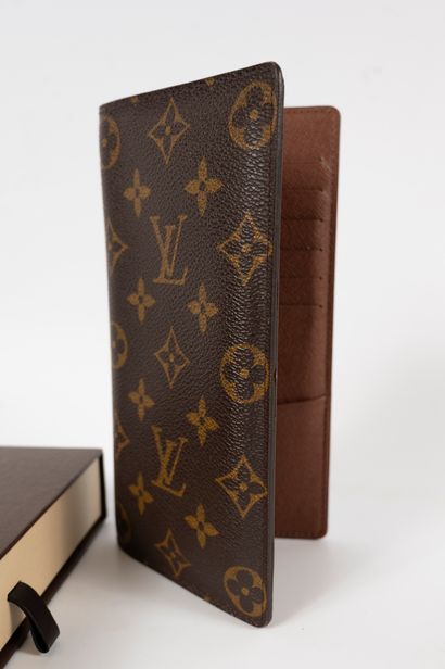 null LOUIS VUITTON
Brazza wallet, in box.
(mint condition)