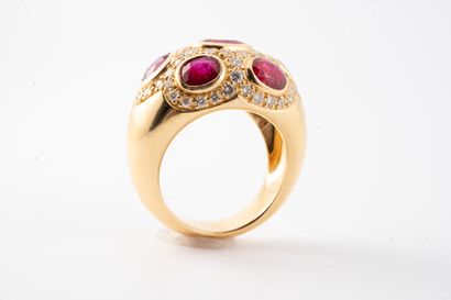 null Ball ring in 18k yellow gold surmounted by seven rubies in a diamond-paved setting....