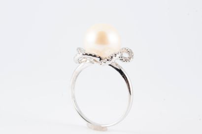 null 18k white gold ring centered with a 10mm cultured pearl in an openwork corolla...