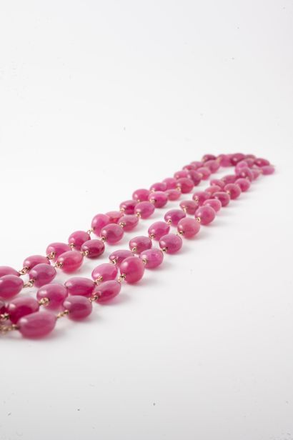 null Long necklace of 65 ruby beads weighing approximately 70cts. 
Gross weight:...