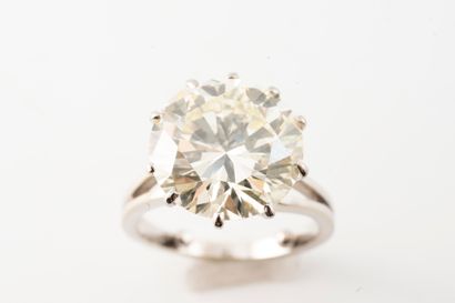 null Solitaire ring in 18k white gold set with a large brilliant-cut diamond, 6.05cts,...