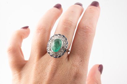 null White gold and platinum ring centered on an emerald, probably from Colombia,...