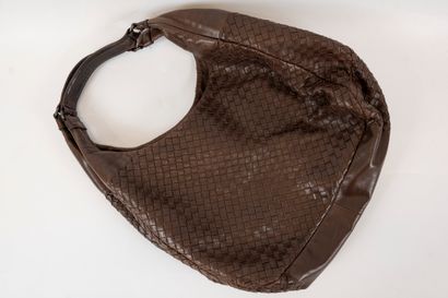 null BOTTEGA VENETA
A chocolate brown woven leather shoulder bag with two handles.
Width:...