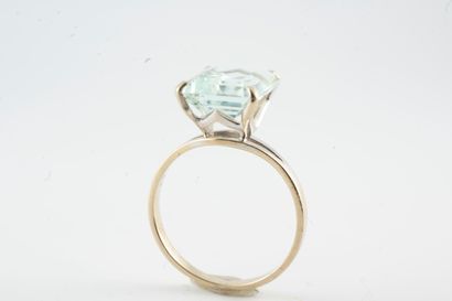 null 18k white gold ring surmounted by an emerald-cut aquamarine. 
French work, 1970s.
Gross...