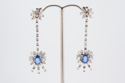 null Paire de pendants d'oreilles en or blanc 18k à motifs de nœuds sertis de saphirs...