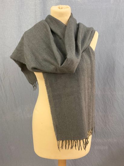 null HERMES Paris
Grey herringbone cashmere and silk scarf with fringed edges.
180...