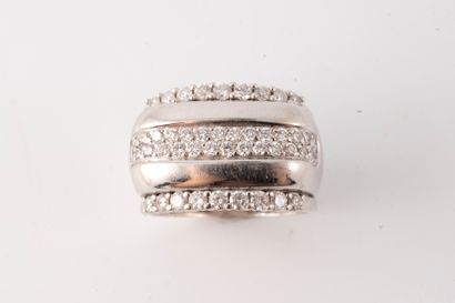 null Design ring in 18k white gold with 4 lines of brilliant-cut diamonds approx....