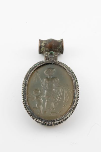 null Pendant holding an intaglio-cut chalcedony depicting Venus and Eros.
Neo-classical...