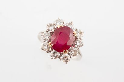 null 18k white gold ring set with an oval ruby, approx. 3.50cts, set with 10 brilliant-cut...