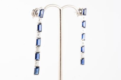 null Pair of 18k white gold earrings formed of an alternating line of diamonds and...