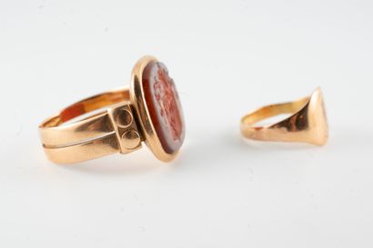 null Lot of two 18k yellow gold rings including : 
- Chevalière in 18k yellow gold...