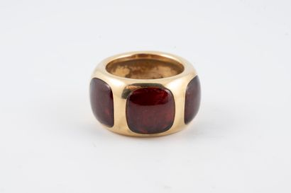 null POMELATTO
Bague en or jaune 18k agrémentée de 3 cabochons de grenat de forme...