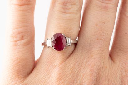 null 18k white gold ring surmounted by an oval ruby of approx. 2cts surrounded by...