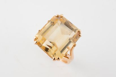 null Elegant Cocktail ring in 18k yellow gold featuring a rectangular citrine.
Gross...