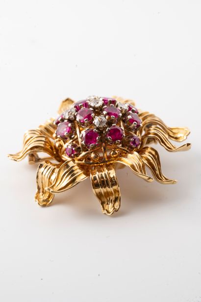 null Flower brooch in 18k yellow gold, the pistil formed by an openwork dome adorned...