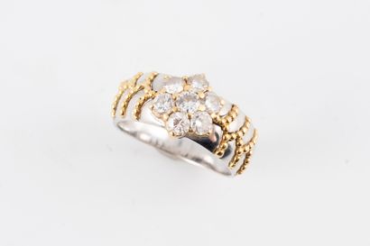 null 18k white and yellow gold flower ring surmounted by a flower set with 7 brilliant-cut...