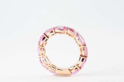 null 18k rose gold ring set with a line of oval pink sapphires.
Gross weight: 3.80g....