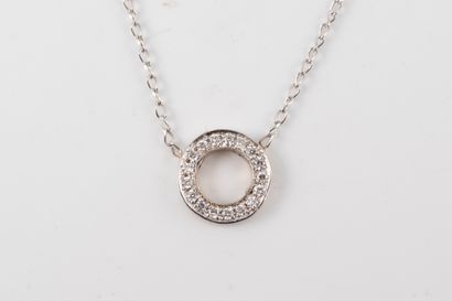 null Pendentif et sa chaine en or blanc 18k retenant une petite roue pavée de diamants....