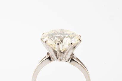 null Solitaire ring in 18k white gold set with a large brilliant-cut diamond, 6.05cts,...