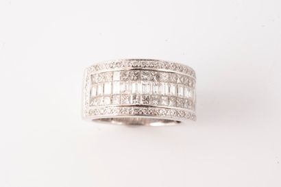 null 18k white gold ring centered on a line of baguette-cut diamonds, flanked by...
