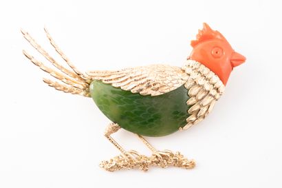 null 14k yellow gold bird brooch set with nephrite and coral plaques. 
Gross weight:...