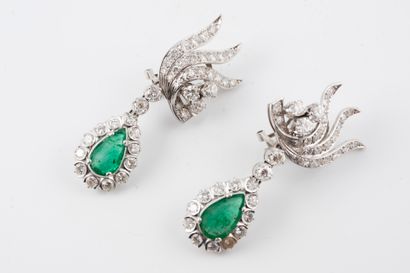 null Pair of 18k white gold earrings formed by dove wings entirely set with diamonds...