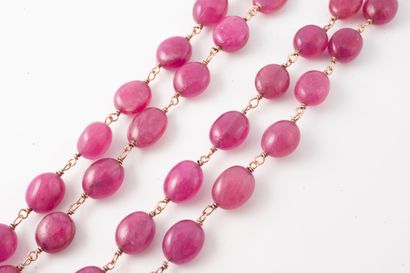 null Long necklace of 65 ruby beads weighing approximately 70cts. 
Gross weight:...