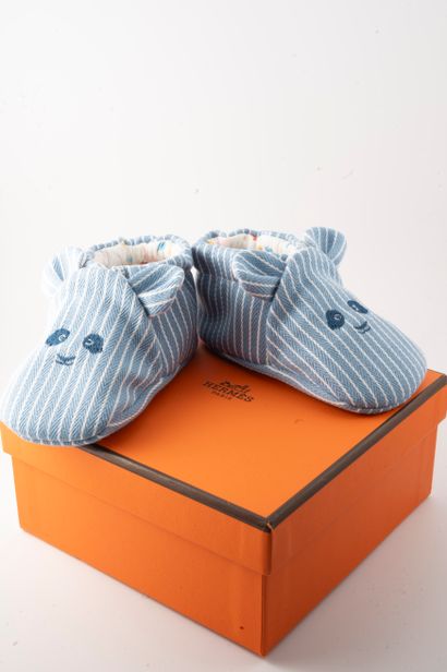 null HERMES, Paris
Passe-passe
Pair of striped canvas baby booties.
With box.