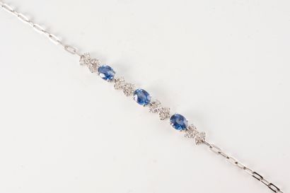 null 18k white gold bracelet surmounted by three oval sapphires alternating with...