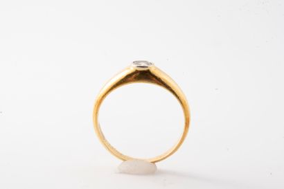 null 18k yellow gold ring centered with a brilliant-cut diamond in closed setting,...