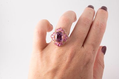 null 18k rose gold ring set with an emerald-cut pink Kunzite, approx. 8cts, in a...