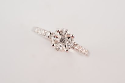 null 18k white gold ring set with a central princess-cut diamond surrounded by 4...