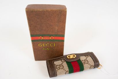 null GUCCI
Branded fabric key ring with three fasteners.
Signed with gilded metal...