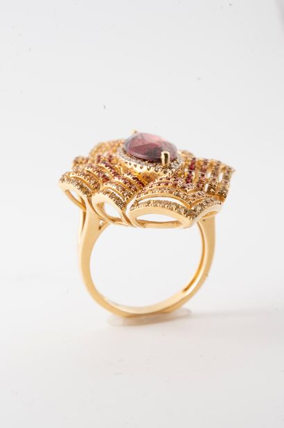null Important ring in 18k yellow gold, centered on a violet-tone tourmaline weighing...