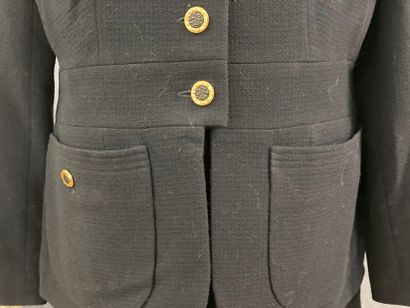 null CHANEL Paris
Navy blue skirt suit. 
Size 46
(Missing buttons)