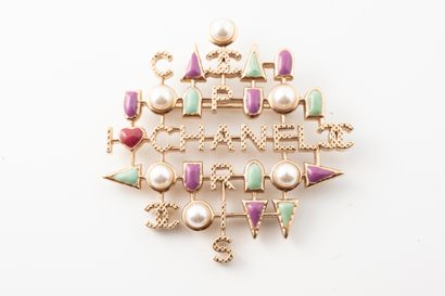 null CHANEL, Paris
Flocon brooch in metal, fantasy pearls and green and purple enamel....