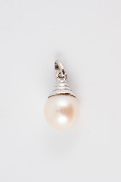 null 18k white gold pendant holding an oriental pearly cultured pearl, approx. 8mm....