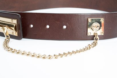 null CHANEL
Circa 2002
Brown leather belt, gilded metal fittings. 
Size : 85cm