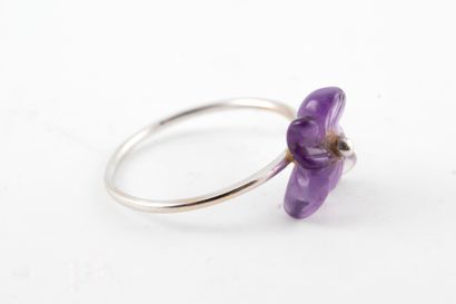 null 18k white gold ring set with a flower-shaped cut amethyst.
Gross weight: 1.30g....