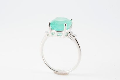 null 18k white gold ring surmounted by an oval emerald probably from Colombia, approx....