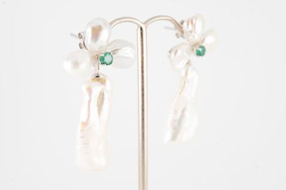 null Pair of baroque pearl earrings centered on emeralds. 
Gross weight: 11.10gr....
