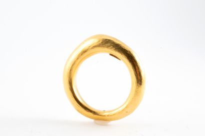 null Ring in hammered 18k yellow gold.
Weight: 5.10gr. TDD : 50