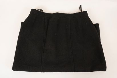 null CHANEL Paris
Black straight skirt in wool.
Size 44 (but fits 38/40)