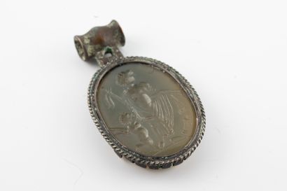 null Pendant holding an intaglio-cut chalcedony depicting Venus and Eros.
Neo-classical...