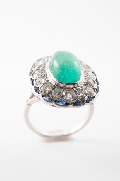 null White gold and platinum ring centered on an emerald, probably from Colombia,...